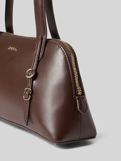 Produktfoto, Henkeltasche mit Label-Applikation Modell 'SYNDRA_DUFFLE' von HUGO aus braunem Kunstleder in Lederoptik, goldener Reißverschluss, Hauptfach und Einschubfach, Tragehenkel, detailowa faktura