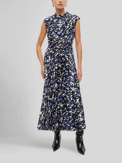 Frauenmodel trägt Tailliertes Freizeitkleid mit Bindegürtel von s.Oliver BLACK LABEL, blau-weiß-schwarzes Muster, Ganzkörperansicht von vorne.