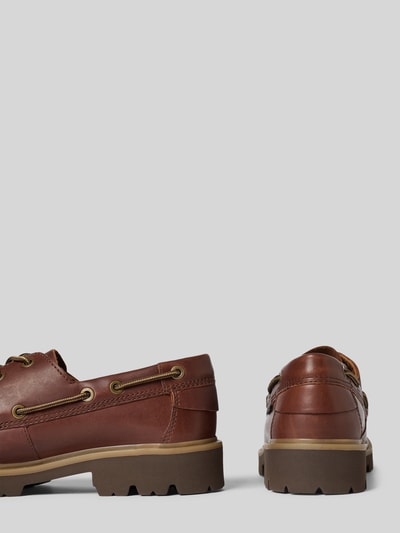 Produktfoto, Bootsschuhe aus beschichtetem Leder Modell 'Cleyhill' von Clarks, braun, abgerundete Form, Label-Detail, profilierte Sohle