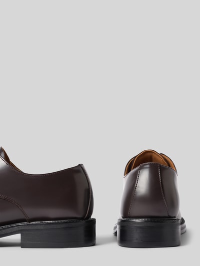 Produktfoto, braune Oberfläche mit Glanz, klare Linien, glatte Struktur, buty sznurowane aus skóra bydlęca Modell 'BOBBY' von Selected, Herren Schnürschuhe