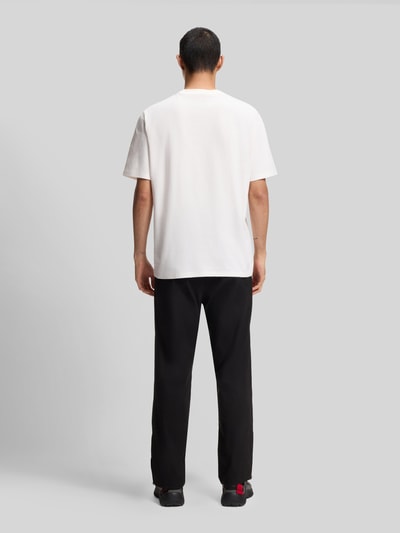 Männermodel trägt weißes Relaxed Fit T-Shirt aus reiner Baumwolle Modell 'DAPOLINO' von HUGO, unifarben, Rundhals, Ganzkörperansicht Rückansicht