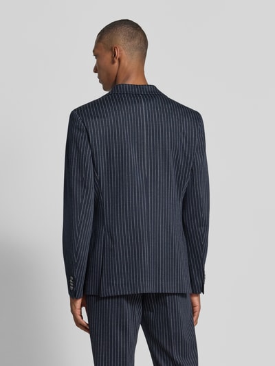 Männermodel trägt Slim Fit Sakko mit Brusttasche Modell 'Nick' von Zuitable in Dunkelblau mit weißen Streifen, Ganzkörperansicht Rückansicht. Kontext: Herren Sakko, Reverskragen, Knopfverschluss, Pattentaschen, Rückenlänge 74 cm, Schulterbreite 42 cm, Ärmellänge 67 cm.