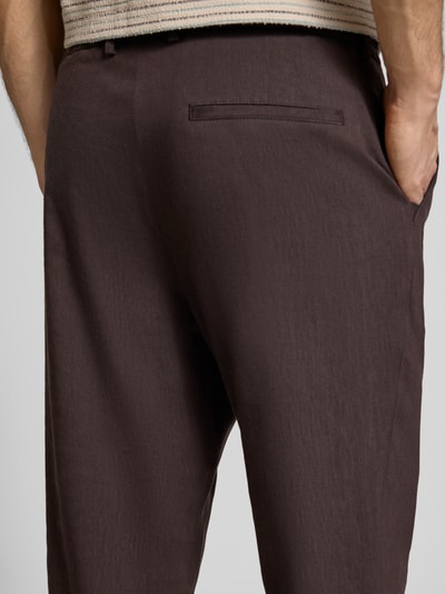 Männermodel trägt Tapered Leinenhose mit Tunnelzug innen Modell 'P-PERIN-RDS-WG-262' von BOSS, unifarben, Nahaufnahme Rückansicht.