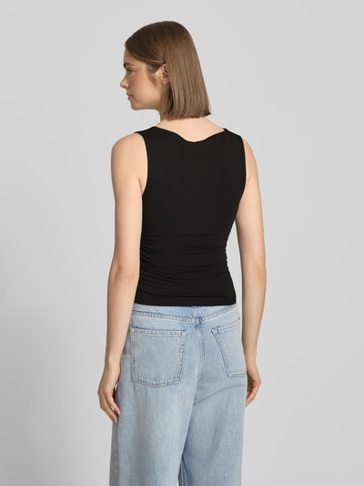 Frauenmodel trägt Slim Fit Trägertop mit Raffungen und V-Ausschnitt Modell 'MY' von Topshop, schwarzer Baumwoll-Elasthan-Mix, Cropped, kombiniert mit hellblauer Jeans, Rückenlänge bei Größe S 43 cm, Ganzkörperansicht Rückansicht.