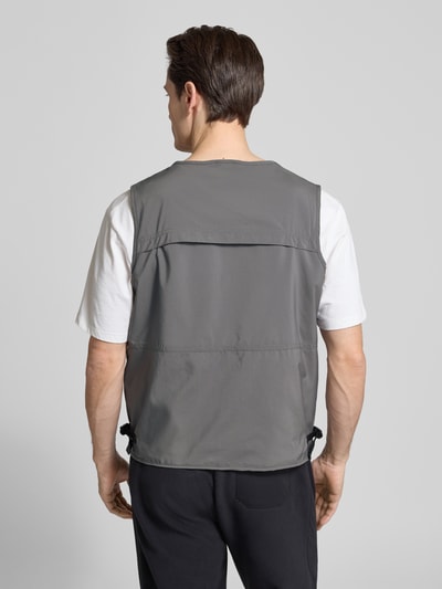 Männermodel trägt graue Weste mit V-Ausschnitt und Pattentaschen Modell 'SILVER RIDGE' von Columbia, Rückenansicht, Regular Fit, Nahaufnahme Rücken. Kontext: Herren Weste, Reißverschluss, Rückenlänge 65 cm, Schulterbreite 37 cm, Brustweite 54 cm.