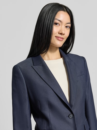Kobiece model prezentuje Slim Fit Kurzblazer aus Viskose-Lyocell-Mix Modell 'Jia18' od BOSS, granatowy, gładka tekstura, zbliżenie górnej części ciała, damski blazer BOSS.