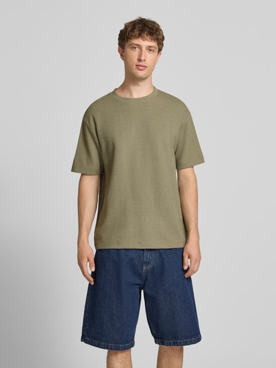 Männermodel trägt Relaxed Fit T-Shirt aus Baumwoll-Mix in Bouclé-Optik von Marc O'Polo Denim, Optik: Unifarben, Rundhals, Ärmelform: Kurzarm, Materialverarbeitung: Bouclé, Material: Baumwoll-Mix, Ganzkörperansicht von vorne.