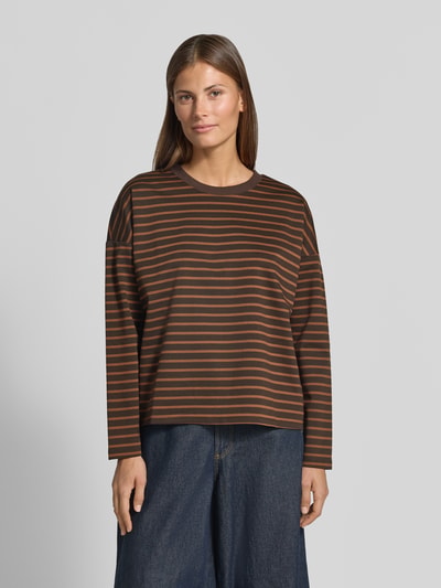 Kobiece modelka nosi bluzkę z długim rękawem w brązowe i czarne paski Regular Fit Langarmshirt mit Viskose-Anteil Modell 'ABBY' od VERO MODA, Ganzkörperansicht z przodu