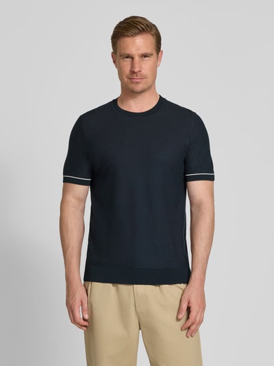 Männermodel trägt Regular Fit T-Shirt aus Strick Modell 'H-NALON' von BOSS in Strickoptik, Baumwoll-Mix, Dunkelblau, Ganzkörperansicht von vorne.