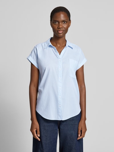 Frauenmodel trägt Regular Fit Bluse mit Brusttasche Modell 'DINAH' von Soyaconcept, hellblau, reine Baumwolle, Hemdblusenkragen, V-Ausschnitt, Ganzkörperansicht von vorne.