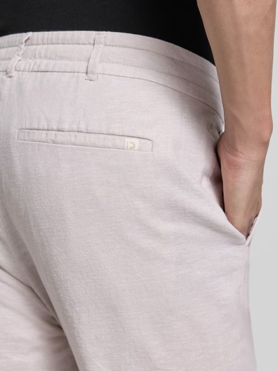 Männermodel trägt Straight Leg Hose aus Leinen-Baumwoll-Mix von Tom Tailor Denim, Optik: Unifarben, Paspeltaschen hinten, Detailaufnahme Rückansicht