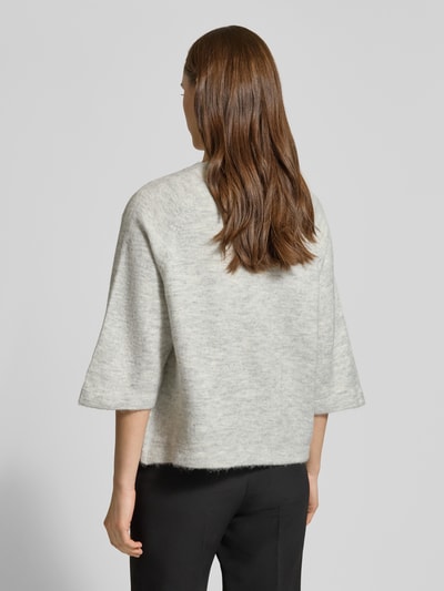 Frauenmodel trägt Oversized Strickpullover mit 3/4-Arm Modell 'SIMONI' von Only, unifarben meliert, Strickoptik, Rückansicht