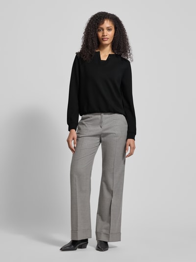 Frauenmodel trägt Regular Fit Sweatshirt mit dodatkiem wiskozy od Tom Tailor, efekt: jednolity kolor, dekolt w serek, długi rękaw, aplikacja z wyhaftowanym logo, kamienie stras, elastyczne zakończenia rękawów i dołu, dzianina dresowa, całkowity widok z przodu.