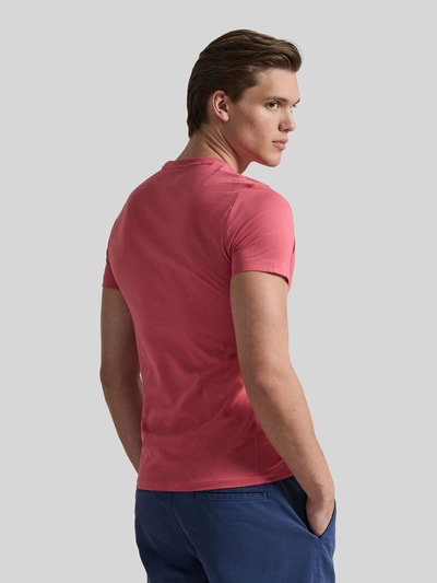 Männermodel trägt Regular Fit T-Shirt aus reiner Baumwolle von Polo Ralph Lauren in Unifarbe, Logo-Stitching, Ganzkörperansicht Rückansicht.