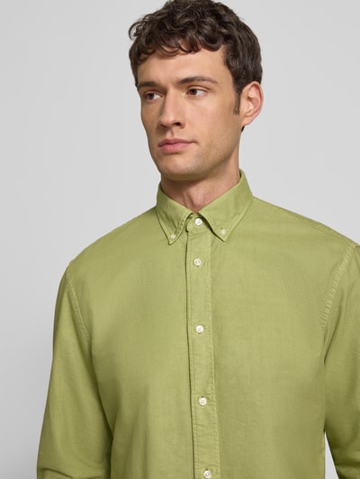 Mężczyzna nosi Koszulę casualową z listwą guzikową od MCNEAL z bawełny, krój regular fit, kołnierzyk button down; zbliżenie na górną część ciała.