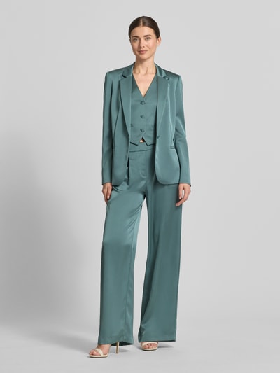 Vrouwenmodel draagt Slim Fit Blazer met paspelzakken van Jake*s Cocktail, satijn, reverskraag, knoopsluiting, ruglengte maat 36: 65 cm, geheel lichaamsaanzicht van voren.