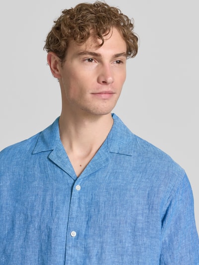 Männermodel trägt Regular Fit Leinenhemd Modell 'LAWRENCE' von Jack & Jones Premium in Blau mit Reverskragen und Knopfleiste, Nahaufnahme Oberkörper. Rückenlänge bei Größe M: 71 cm, Schulterbreite: 47 cm, Ärmellänge: 22 cm, reines Leinen.