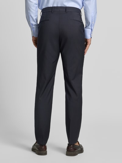 Männermodel trägt Regular Fit Anzughose aus reiner Schurwolle Modell 'H-GENIUS-263' von BOSS, Popeline, Nadelstreifen-Muster, Ganzkörperansicht Rückansicht.