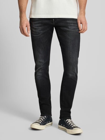 Męski model nosi Skinny Fit Jeans mit 5-Pocket-Design von G-Star Raw, czarny bawełniany stretch, widok całej sylwetki z przodu.