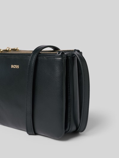 Produktfoto, Umhängetasche aus echtem Leder von BOSS in Schwarz mit goldfarbenem Logo und Reißverschlüssen, strukturierte Oberfläche