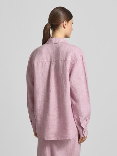 Frauenmodel trägt Regular Fit Leinenbluse mit Knopfleiste von Samsøe Samsøe in Rosa, reine Leinen, Hemdblusenkragen, Rückenlänge 73 cm, Ärmellänge 60 cm, Ganzkörperansicht Rückansicht.