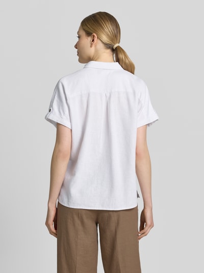 Frauenmodel trägt Relaxed Fit Bluse aus Leinen-Viskose-Mix Modell 'Lava' von FREE/QUENT in Weiß mit Hemdblusenkragen, Rückansicht, Ganzkörperansicht. Rückenlänge S: 55 cm, Ärmellänge S: 12 cm.