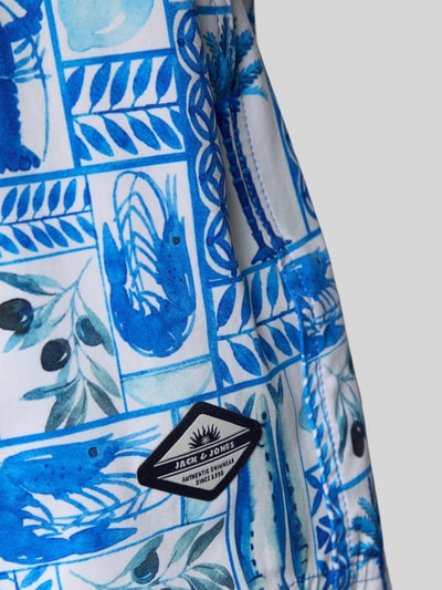 Productfoto, heren zwemshort 'Badehose im Allover-Look Modell MAUI VIBES NOVELTY' van Jack & Jones met blauwe print, regular fit, elastische taille, allover-look