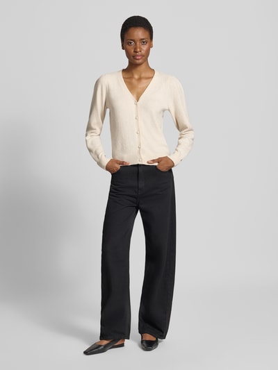 Vrouwenmodel draagt Regular fit gebreid jack met v-hals model 'DOFFY' van VERO MODA in beige en zwart, dames, fullbody vooraanzicht.
