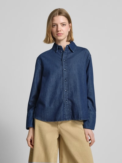 Frauenmodel trägt Regular Fit Hemdjacke in Denim-Optik von MAC aus Baumwoll-Lyocell-Mix, blau, Knopfleiste, Ganzkörperansicht von vorne.