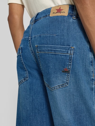 Männermodel trägt Barrel Jeans aus Baumwoll-Mix von Buena Vista, Damen Barrel Jeans von Buena Vista, Nahaufnahme Rückansicht.