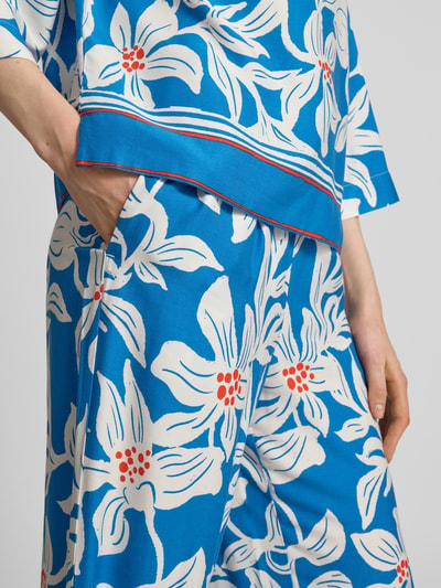 Vrouwenmodel draagt stoffen broek van zuiver viscose model 'Rylie' van GUIDO MARIA KRETSCHMER WOMAN, all-over look, relaxed fit, elastische band, bandwijdte bij maat 36: 36 cm, binnenbeenlengte bij maat 36: 77 cm, blauw-wit met rode accenten, detailopname.