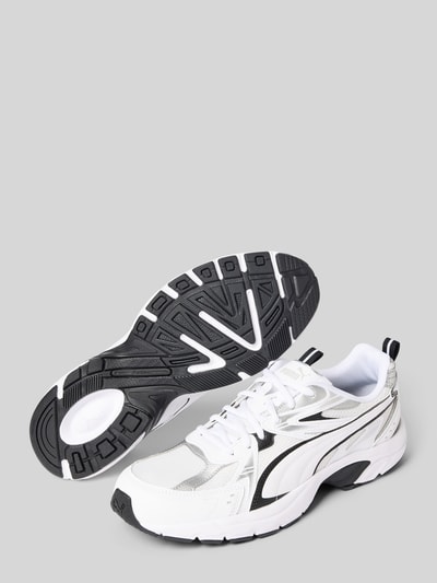 Produktfoto, Sneaker mit Label-Print Modell 'Milenio' von PUMA aus weißem und schwarzem Material mit strukturierter Sohle, Herren Sneaker