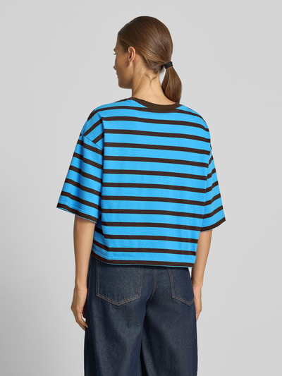 Vrouwenmodel draagt Cropped T-Shirt met halflange mouwen van Smith & Soul in blauw-zwart gestreept, puur katoen, boxy fit, ronde hals, oversneden schouders, korte look, Ganzkörperansicht Rückansicht.