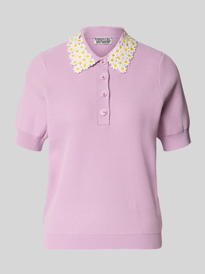 Produktfoto, Regular Fit Poloshirt aus Viskose-Mix Modell 'JAMBER' von Essentiel Antwerp in zartem Rosa mit weiß-gelbem Häkelkragen