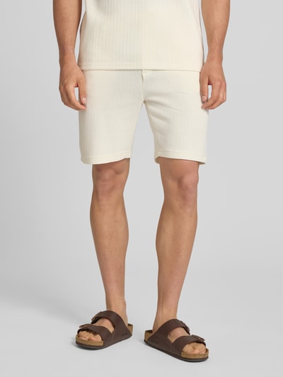 Männermodel trägt Regular Fit Bermudas aus strukturiertem Material Modell 'TREY LIFE' von Only & Sons, Optik: Unifarben, Nahaufnahme Unterkörper.