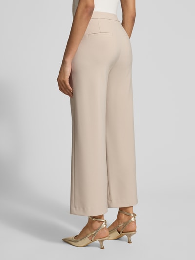 Frauenmodel trägt Wide Fit Schlupfhose mit Viskose-Anteil Modell 'Palina' von Raffaello Rossi in Crêpe-Struktur, Ganzkörperansicht Rückansicht.