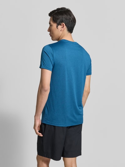 Männermodel trägt Regular Fit T-Shirt mit Rundhalsausschnitt Modell 'Bearden' von Icepeak in Blau, glatte Textur, Ganzkörperansicht Rückansicht.