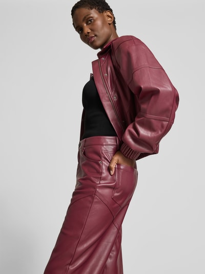 ROTATE Straight Fit Stoffhose in Leder-Optik Bordeaux 3