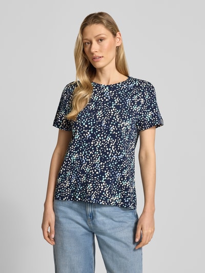 Kobiece model prezentuje Regular Fit T-Shirt aus reiner Baumwolle von Tom Tailor, efekt: wzór w kropki na całej powierzchni, okrągły dekolt, krótki rękaw, prosty dół, wykończenie: dżersej, materiał: czysta bawełna; Ganzkörperansicht von vorne.