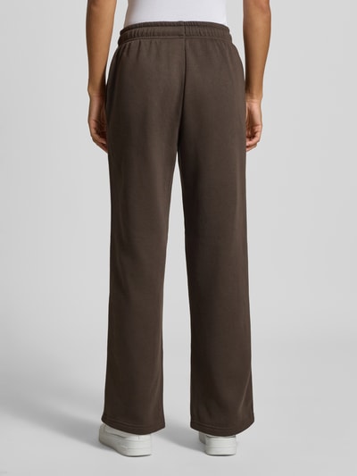 Frauenmodel trägt Regular Fit Sweathose mit Baumwoll-Anteil Modell 'BEST' von ONLY in Dunkelbraun, glatte Textur, Ganzkörperansicht Rückansicht, Damen Sweathose von ONLY.