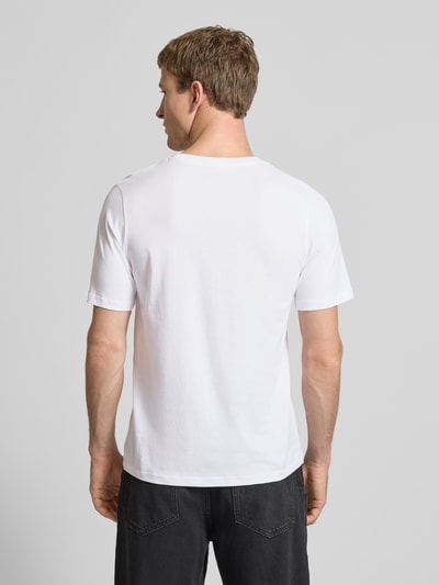 Männermodel trägt Regular Fit T-Shirt mit Logo-Print von JACK & JONES aus reiner Baumwolle, weiße Farbe, Ganzkörperansicht Rückansicht. Herren T-Shirt, Rundhalsausschnitt, Rückenlänge bei Größe M: 69 cm.