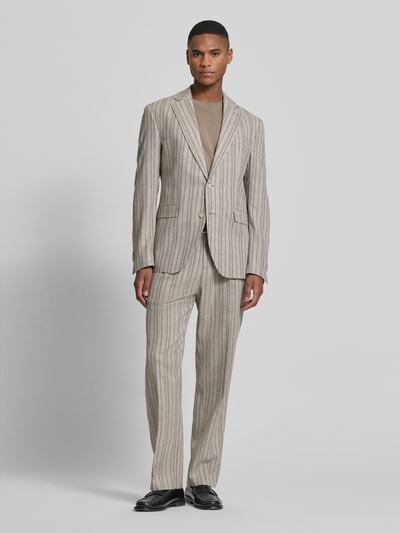Męski model nosi Slim Fit 2-Knopf-Sakko mit Pattentaschen Modell 'CIDATA' von CINQUE, beżowe paski, materiał z dodatkiem wełny, krój slim fit, długość tyłu w rozmiarze 50: 76 cm, szerokość ramion w rozmiarze 50: 42 cm, długość rękawa w rozmiarze 50: 64 cm, pełen widok z przodu.