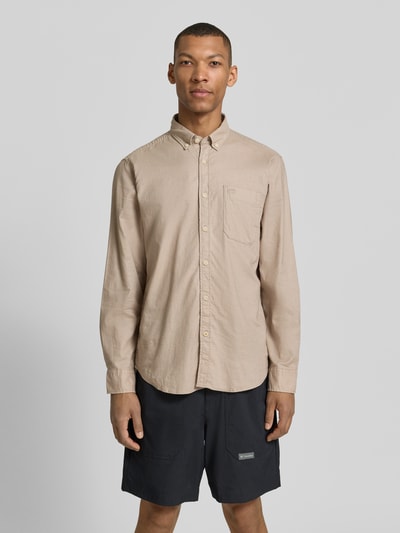 Mannenmodel draagt Regular Fit vrijetijdsoverhemd met button-downkraag van camel active, mix van katoen en linnen, borstzak, labelstitching, ruglengte maat M 78 cm, schouderbreedte 50 cm, mouwlengte 66 cm, voorkant volledig zichtbaar, geheellichaamsaanzicht van voren.
