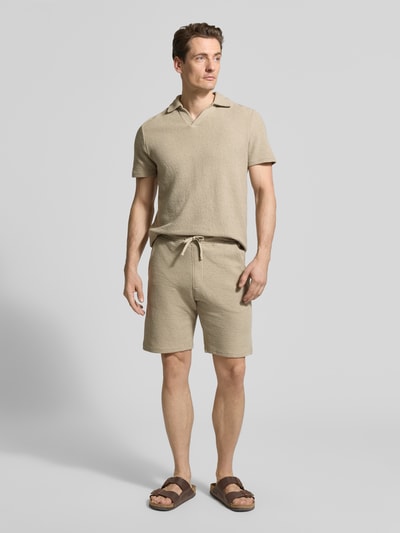Männermodel trägt Sweatshorts mit elastischem Bund von MCNEAL in Beige, Strukturmuster, Elastischer-Material-Mix, Gerade Passform, Ganzkörperansicht von vorne.