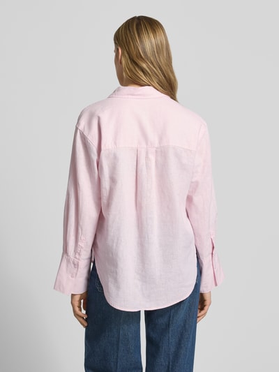 Frauenmodel trägt Regular Fit Bluse aus Leinen-Baumwoll-Mix von Gina Tricot in Hellrosa, Hemdblusenkragen, Knopfleiste, Rückenlänge 74 cm, Ärmellänge 60 cm, Ganzkörperansicht Rückansicht.