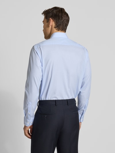 Männermodel trägt Regular Fit Business-Hemd aus Baumwolle mit Kentkragen von Christian Berg Men in Hellblau, Rückansicht, Rückenlänge 81 cm, Schulterbreite 40 cm, Ärmellänge 66 cm, Knopfleiste, glatte Textur. Ganzkörperansicht Rückansicht.