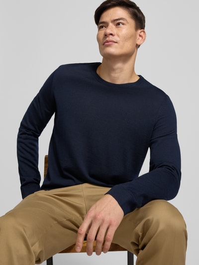 Männermodel trägt Longsleeve aus Schurwolle Modell 'Leno' von BOSS in melierter Optik, navy, Körpernaher-Schnitt, Nahaufnahme Oberkörper.