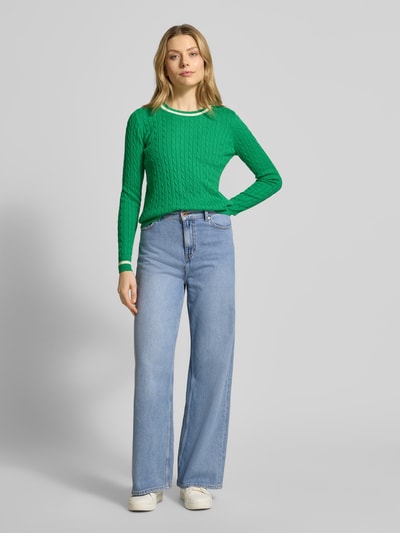 Vrouwenmodel draagt Strickpullover mit gerippten Abschlüssen van Christian Berg Woman in groene katoenmix, regular fit, ribboorden, ronde hals, ruglengte 60 cm, mouwlengte 64 cm, voorkant volledig zichtbaar