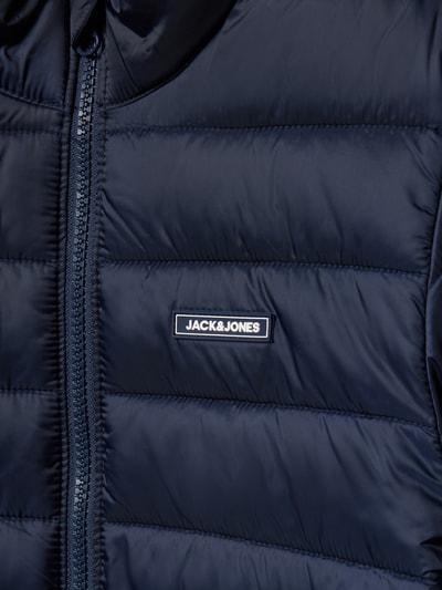 Productfoto, Regular Fit Steppjacke met logo-detail model 'Louis' van Jack & Jones, donkderblauw, horizontale stiksels, ritssluiting, gladde textuur