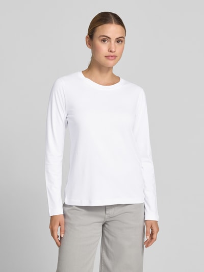 Frauenmodel trägt Longsleeve mit Rundhalsausschnitt von Juvia, Weiß, Baumwoll-Mix, Gerader Schnitt, langärmlig, Rückenlänge 60 cm, Ganzkörperansicht von vorne.